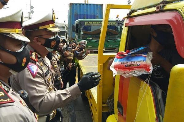 Operasi Zebra 2020, Polisi Berbagi Beras, Masker, hingga Nasi Bungkus