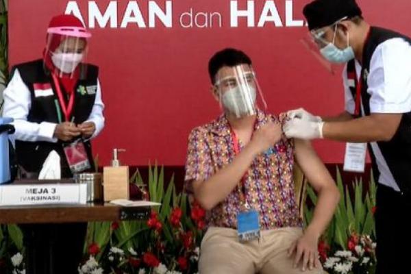 Sempat Dikritik Foto Tanpa Masker Setelah Divaksin, Raffi Meminta Maaf