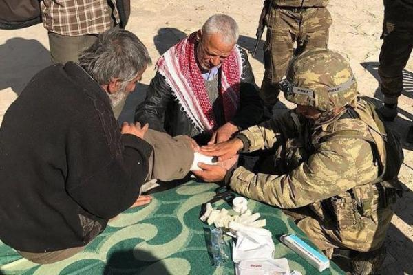 Tentara Turki Bagikan Bantuan Kepada Warga Suriah 