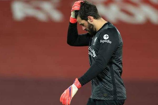 Dua Kali Blunder Alisson Permalukan Liverpool di Kandang Sendiri 