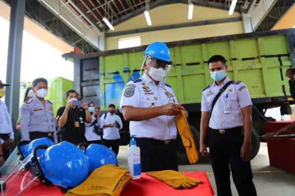 Ditjen Hubdat Potong Dua Truk ODOL di Merak