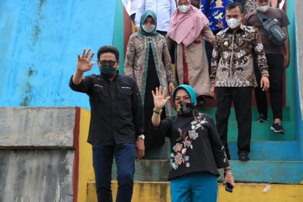 Sambangi Desa Barat Wetan, Gus Menteri Tinjau Peternakan Sapi BUMDes Tunas Jaya