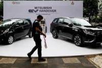 Mitsubishi Hibahkan Satu Mobil Listrik ke Kementerian BUMN