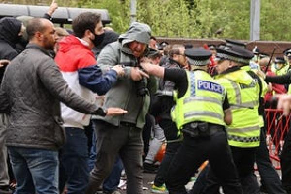 Fans MU Demo di Old Trafford, Gary Neville: Glazer Patut Disalahkan