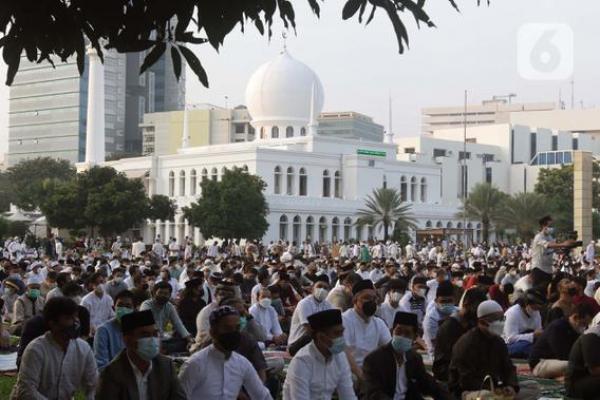Ribuan Umat Islam Shalat Idul Fitri di Masjid Al-Azhar