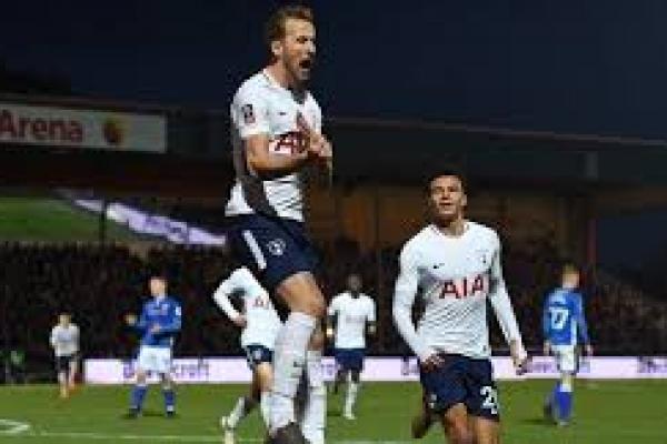 Harry Kane Raih Sepatu Emas