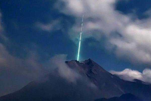 LAPAN Perkirakan Cahaya Hijau Dekat Gunung Merapi adalah Meteor