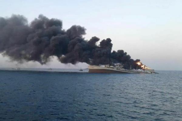 Kapal Perang Iran Terbakar di Teluk Oman, Sebanyak 400 Tentara Lompat ke Laut