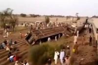 Sebanyak 30 Orang Tewas dan 25 Orang Terjebak Akibat Tabrakan Kereta Cepat di Pakistan