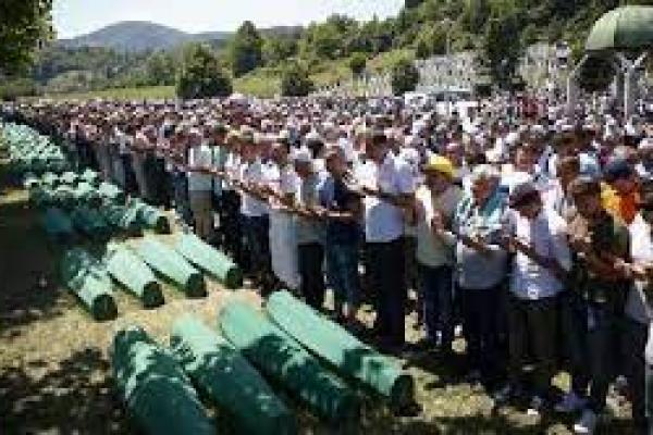 Bosnia Gelar Pawai Perdamaian Kenang Pembantaian Pasukan Serbia 