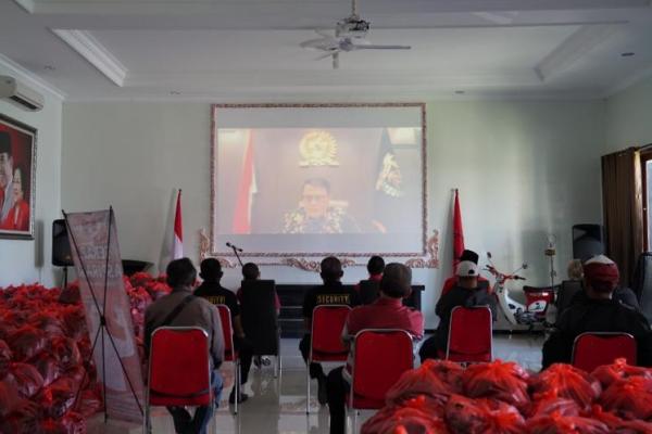 Ahmad Basarah Bagikan Ribuan Paket Sembako di Malang
