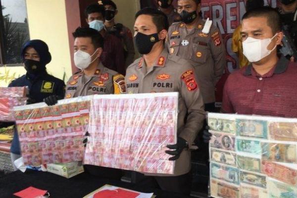 Polres Bogor Sita Rp1,5 Miliar Uang Palsu dari Dukun Pengganda Uang