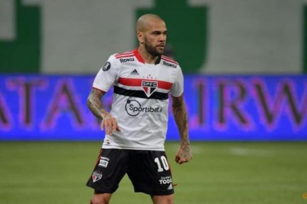 Masalah Utang, Dani Alves Tolak Bermain untuk Sao Paulo