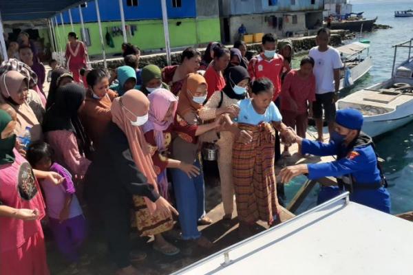 Tak Ada Faskes di Pulau Terpencil, Polair NTT Evakuasi Bumil ke Labuan Bajo