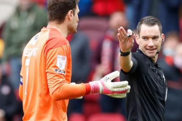 Jareed Gillett Menjadi Wasit Australia Pertama di Premier League yang menjadi Tim Official