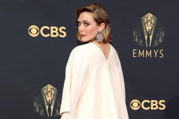 Elizabeth Olsen Tampil Anggun dan Bersinar di Acara Emmy Award