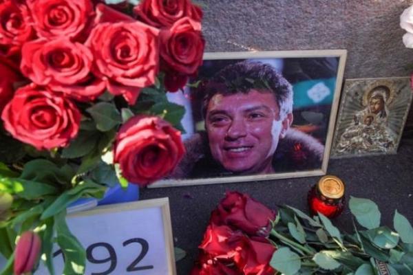 Kelompok Nasionalis Rusia Hancurkan Monumen Peringatan Kremlin Boris Nemtsov
