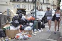 Petugas Sampah Mogok, Sampah Menumpuk di Inggris 