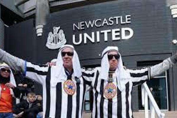 Newcastle Himbau Penggemar Tidak Mengenakan Pakaian Arab