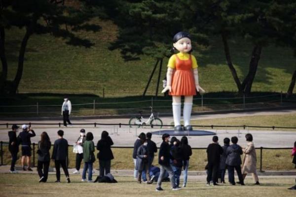 Replika Boneka Perempuan di Film Squid Game Terpajang di Taman Seoul