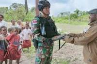 Satgas TNI Bagikan Tas Sekolah Anak di Perbatasan RI-PNG