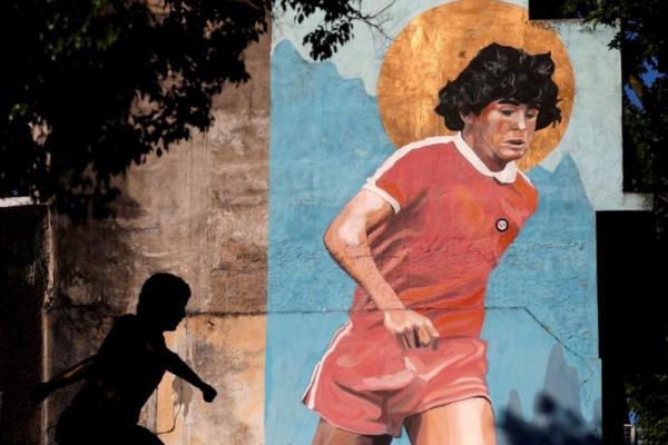 Peringati Setahun Kematian Maradona, Warga Argentina Buatkan Mural di Sepanjang Jalan
