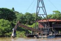  Ratusan Rakit Pencari Emas Keruk Anak Sungai Amazon