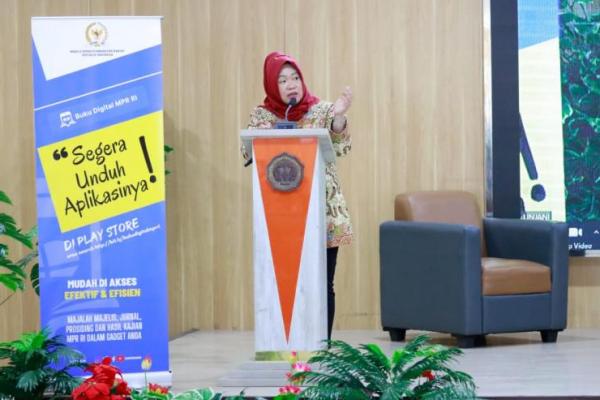 Siti Fauziah : Guru Membentuk Karakter dan Integritas Anak Didik
