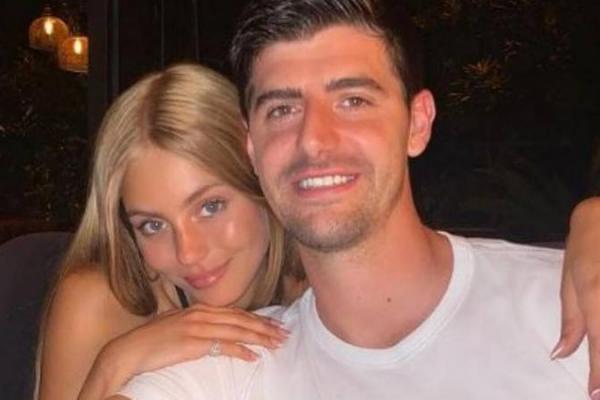 Courtois Berpacaran dengan Model Asal Israel