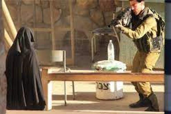 Wanita tua Palestina diserang oleh pasukan Israel di Hebron