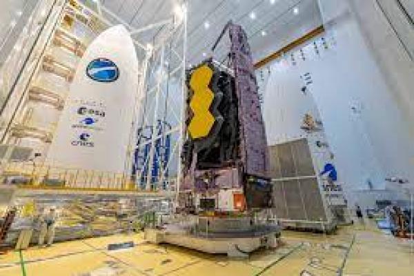 Teleskop Luar Angkasa James Webb dilipat untuk diluncurkan sebelum dikemas dalam fairing roket Ariane 5. (foto:  ESA/CNES/Ariane/spacespace.com)