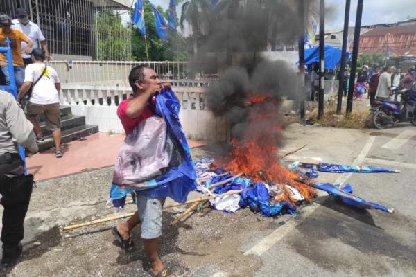 Kecewa Keputusan AHY, Kader Partai Demokrat di Kupang Bakar Atribut Partai