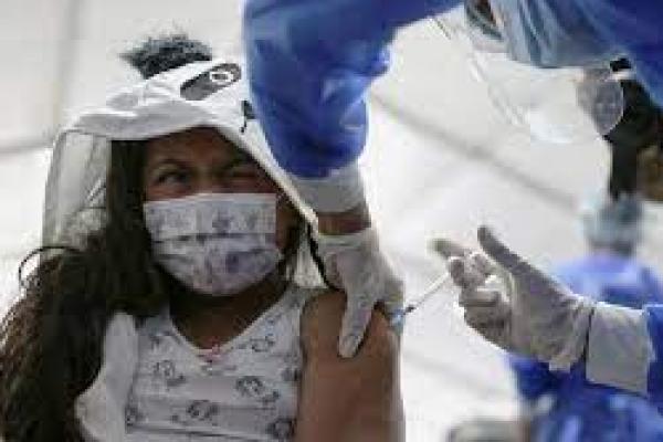Petugas medis sedang melakukan vaksinasi Covid-19 di Australia (foto: Reuters/ cnnindonesia.com) 