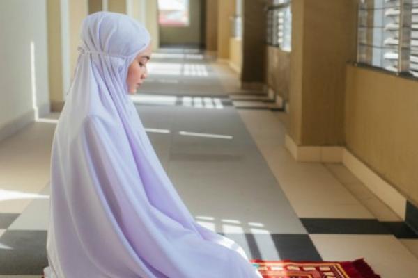 Sering Lupa Rokaat Sholat? Ini Nasihat Syekh Wissam