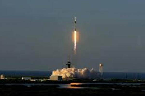 SpaceX Luncurkan Falcon 9 Membawa 49 Satelit Starlink ke Orbit