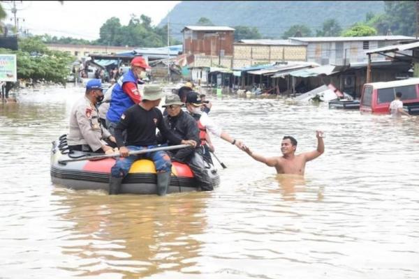 Personil Marinir Jayapura Tak Hentinya Evakuasi Korban Banjir Papua 