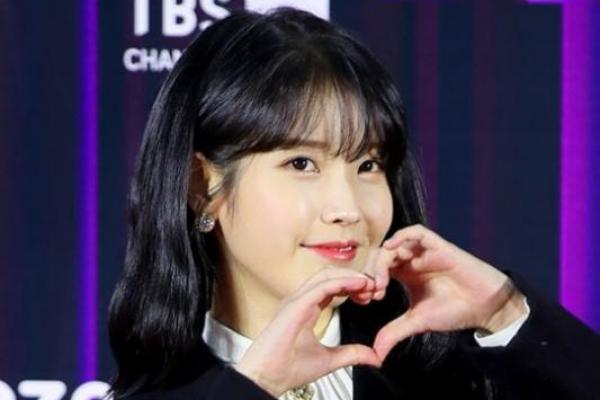 Penyanyi IU berpose untuk foto di acara karpet merah Golden Disc Awards ke-36 yang diadakan di Gocheok Sky Dome Seoul, Sabtu.