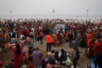 Ratusan Ribu Warga India Mandi Suci di Sungai Gangga