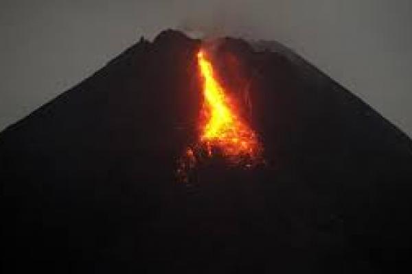 Dari Dini Hari Hingga Jumat Pagi, Merapi Semburkan Lava Sejauh1,2 Km