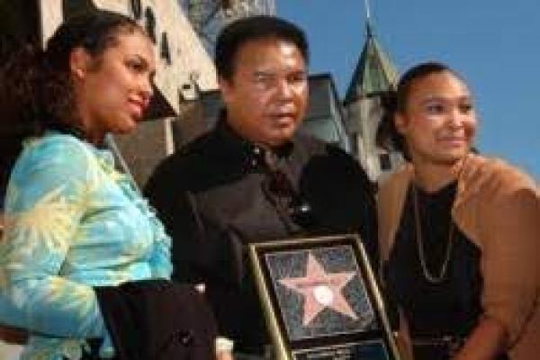 Mantan juara dunia tinju kelas berat AS Muhammad Ali (tengah) berpose bersama kedua putrinya, Hana (kiri) dan May May (kanan), di Hollywood Walk of Fame, Los Angeles, CA, 11 Januari 2002. (foto: AFP/newsdelivers.com)  