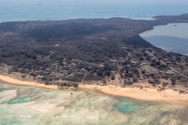 Pemandangan pesisir Tonga yang dipotret dari pesawat pemantau milik Selandia Baru. Foto: Reuters