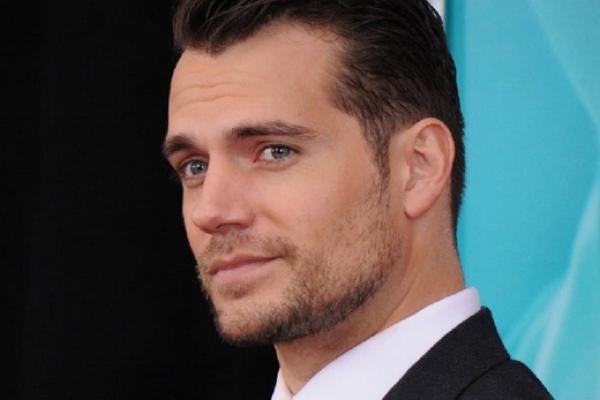 Henry Cavill Gantikan Daniel Craig Jadi Aktor Pemeran James Bond?