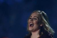 Separuh Kru Terinfeksi Covid, Adele Tunda Konser di Las Vegas