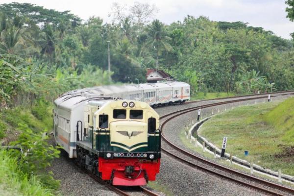 Wahai Penumpang, Masker Wajib Dipakai di Area Stasiun dan Kereta Api 