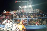 Italia Selamatkan 305 Migran dari Kapal yang Kelebihan Muatan