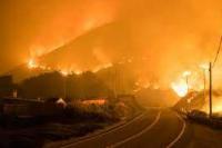 Api embakar di sepanjang Highway 1 dekat Big Sur, California, Sabtu, 22 Januari 2022. (foto: AP/ news10.com)