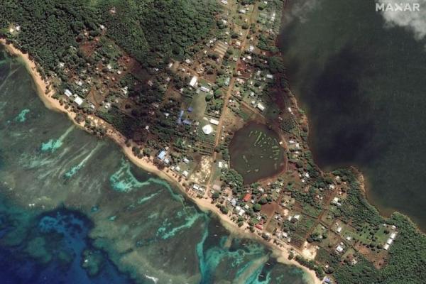 Pemandangan dari atas Tonga setelah dilanda ledakan dan tsunami. Foto: Reuters 
