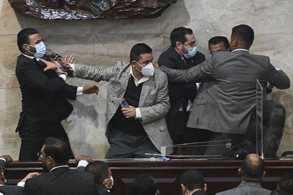 Anggota parlemen Honduras saling tinju menjelang pelantikan presiden yang baru. Foto: AFP/Arabnews 