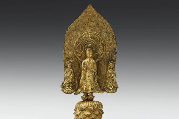 Harta Nasional No. 72, Triad Buddha Berdiri Perunggu Emas dengan Prasasti Tahun Gyemi. (Foto: The Korea Herald)