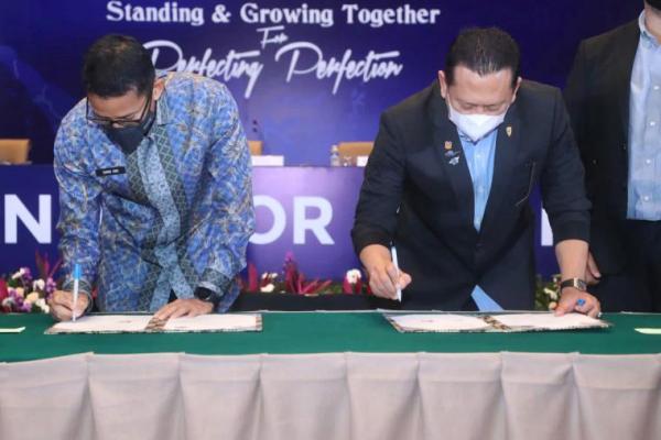 Bamsoet menandatangani Nota Kesepahaman IMI dengan Kemenparekraf, disela penyelenggaraan Rakernas dan Munaslub IMI 2021, di Jakarta, Sabtu (29/1/22).(foto: Humas MPR) 